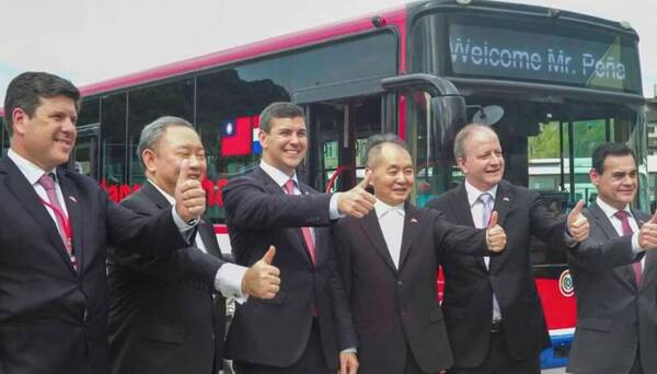 Saludo “colectivo” a Peña en Taiwán: el futuro presi vicheó fábrica de buses eléctricos