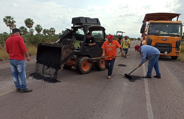 Diario HOY | Reinician bacheo para taponar "cráteres" en la ruta Concepción-Vallemí