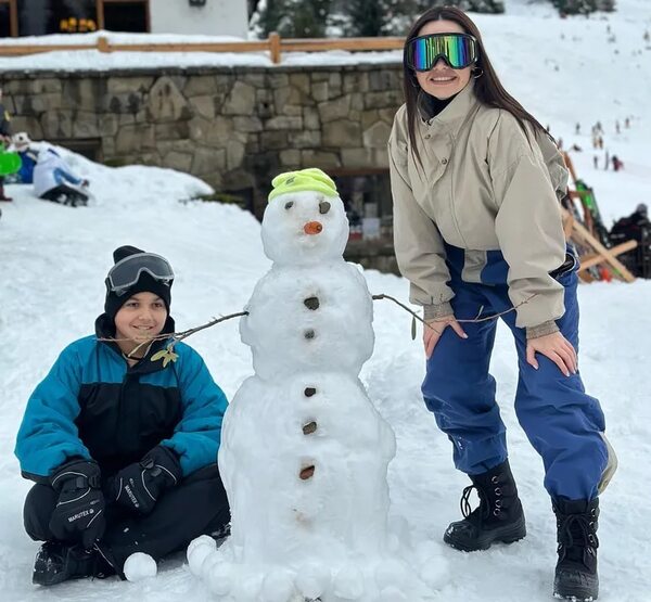 Melissa Quiñónez y su hijo disfrutan de la nieve en Bariloche - Gente - ABC Color