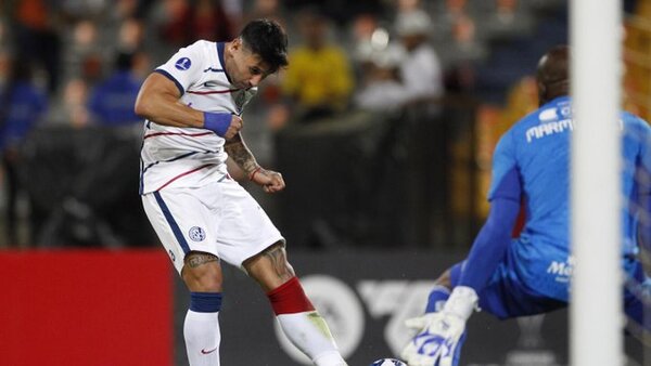 Adam Bareiro impulsa a San Lorenzo