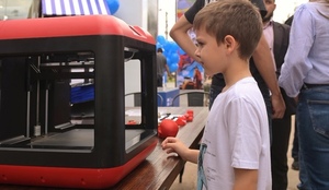 Niños y niñas de Arambé exhibieron la primera extrusora construida por ellos mismos en el stand de Basa en la Expo
