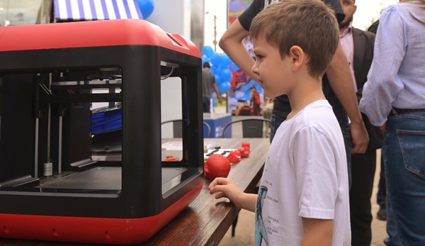 Niños y niñas de Arambé exhibieron la primera extrusora construida por ellos mismos en el stand de Basa en la Expo