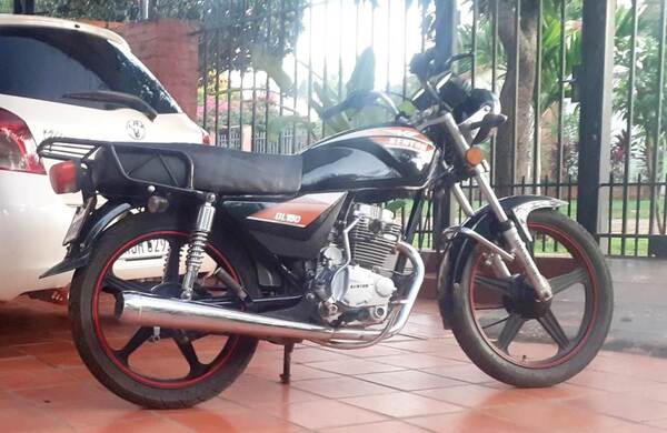 Hurtan moto de una casa en Laurelty •