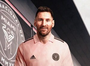 Versus / Un fan aprovecha la locura por Messi en Miami y lo besa en un descuido