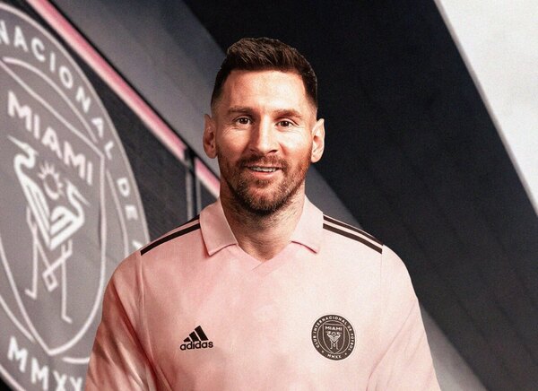 Versus / Un fan aprovecha la locura por Messi en Miami y lo besa en un descuido