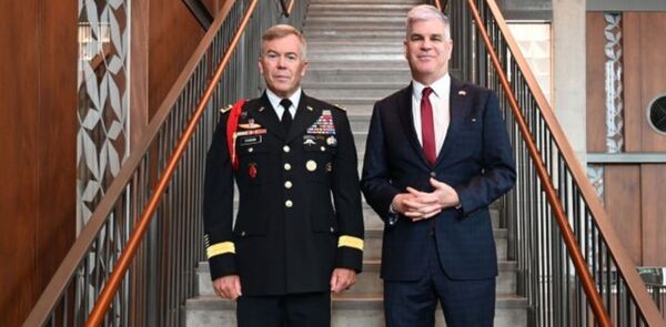 El general Bryan Fenton, jefe del Comando de Operaciones Especiales de EEUU visita Paraguay - Revista PLUS