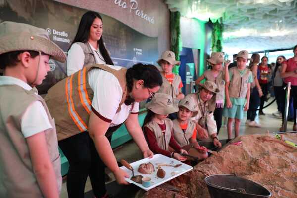 Niños pueden ser arqueólogos y conocer la evolución de la sociedad en el stand de ITAIPU