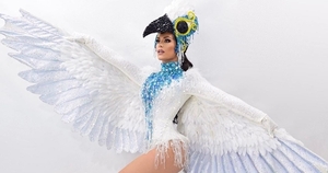 ¡Impactante! Fabi Martínez presentó su traje alegórico inspirado en el pájaro campana