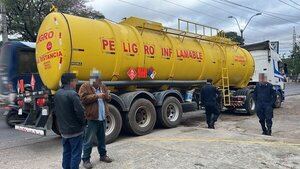 Diario HOY | Boliviano sufre robo de 35.000 litros de combustible de su camión cisterna