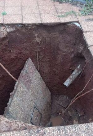 ¡De terror! ¡Peatón cae a desagüe al hundirse la vereda!
