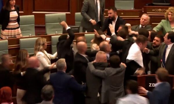 (Video) Moquete en el Congreso: ¡hasta agua se derramaron!