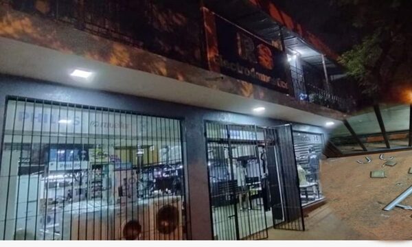 Delincuentes saquean una tienda y roban objetos de valor