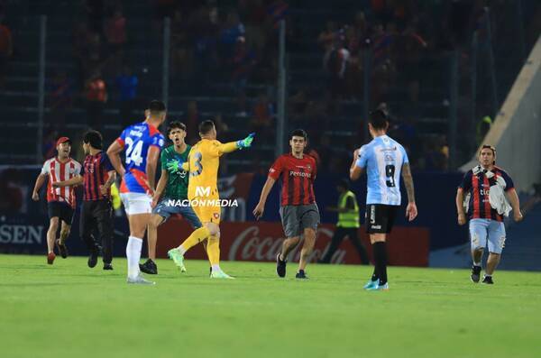 APF castiga por tres fechas a hinchas de Cerro Porteño por atropellar el campo de juego