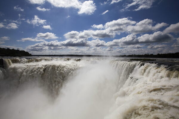 La Garganta del Diablo, principal atractivo de Iguazú, cerrado por el aumento del caudal - MarketData
