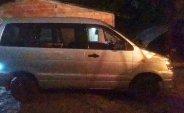 Tras una persecución, abandonan furgón con mercaderías robadas