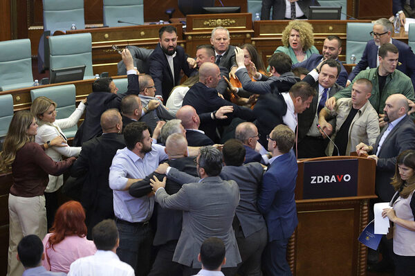 Diario HOY | Pelea a golpes en el Parlamento de Kosovo