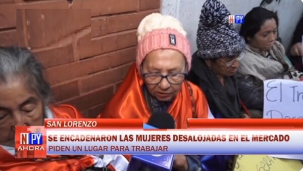 Abuelas se encadenan para pedir reubicación en el Mercado de San Lorenzo