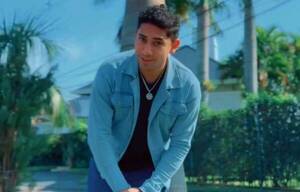 [VIDEO] Joel Sandino armó un trío con dos cantantes