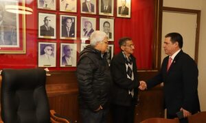 Un sillón restaurado y que pertenecía a Luís María Argaña obsequian a la ANR