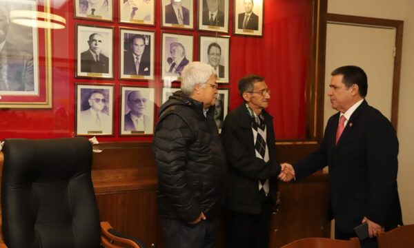 Un sillón restaurado y que pertenecía a Luís María Argaña obsequian a la ANR