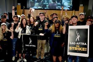 Diario HOY | Actores van a una huelga que amenaza con paralizar a Hollywood