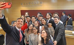 Santiago Peña se reunió con los estudiantes paraguayos becados en Taiwán - Informatepy.com
