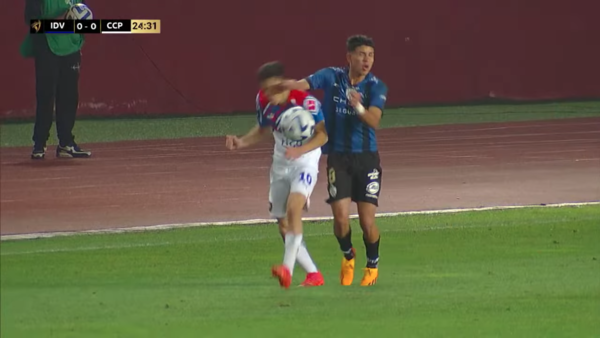Versus / El codazo para roja que el VAR perdonó y terminó condenando a Cerro Porteño
