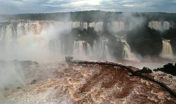 Cataratas del Yguazú se encuentra cinco veces más de su caudal normal