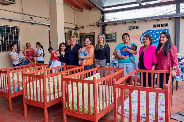 Entrega de cunas, abrigos y juguetes en el Buen Pastor