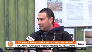 Padres encadenados reclaman irregularidades en obras de un colegio en Ñemby - trece