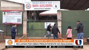 Padres de un colegio se encadenan reclamando irregularidades en obras entregadas - Unicanal