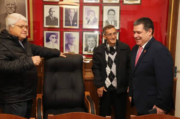 Sillón restaurado que pertenecía a Luis María Argaña llegó a la ANR