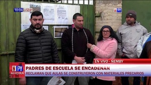 Padres se encadenan frente a escuela denunciando construcción precaria - Noticias Paraguay