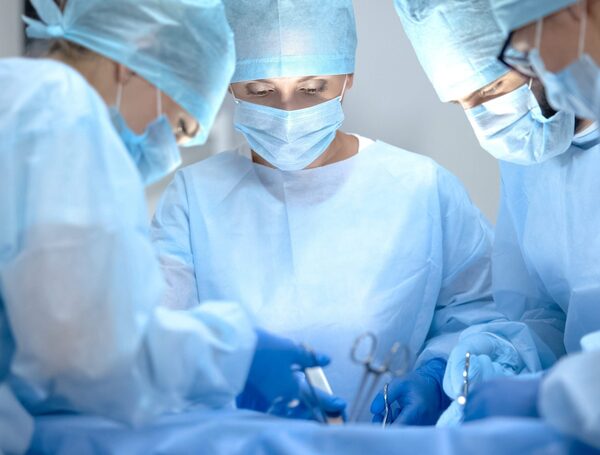 Operan de urgencia a gemelos unidos por el abdomen · Radio Monumental 1080 AM