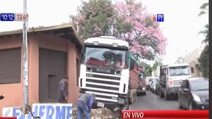 Camión perdió los frenos y chocó contra un muro de contención - Noticias Paraguay
