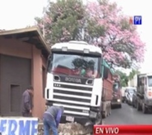 Camión perdió los frenos y chocó contra un muro de contención - Paraguay.com