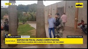 Video: Autorizan computadora para esposo de fiscala, preso en Tacumbú - ABC Noticias - ABC Color
