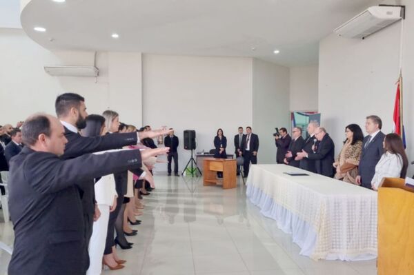 Ministros de CSJ tomaron juramento a nuevos abogados de Canindeyú