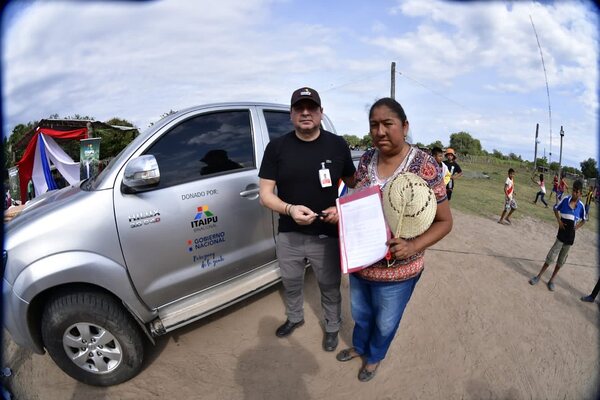 Itaipú Binacional hace entrega de una camioneta y una embarcación a comunidad indígena de Alto Paraguay