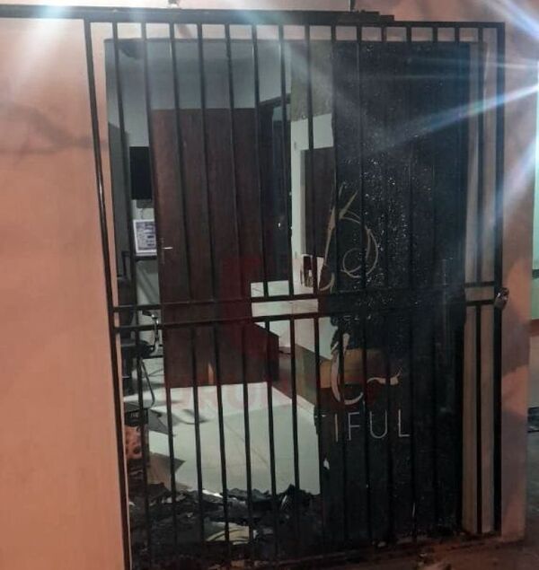 Balean un salón de belleza en Reyes Católicos