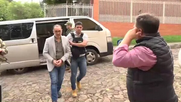 Juez da su "ok" para que marido de fiscala tenga wifi y compu en prisión