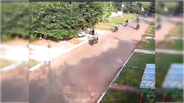 [VIDEO] Manada de motocas rodea a abu y a su nieta para intentar asaltarlos