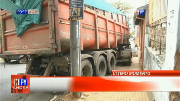 Camión que opera para la Comuna choca tras perder frenos en Asunción