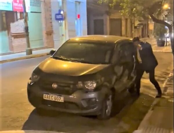 Video: así tortolero atacó un vehículo en el centro de Asunción - Policiales - ABC Color
