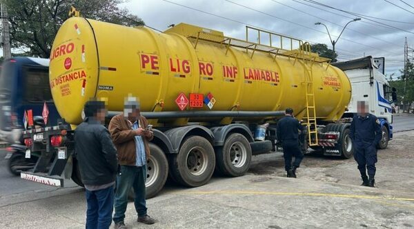 Boliviano sufre robo de 35.000 litros de combustible de su camión cisterna