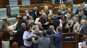 Pelea a golpes en el Parlamento de Kosovo