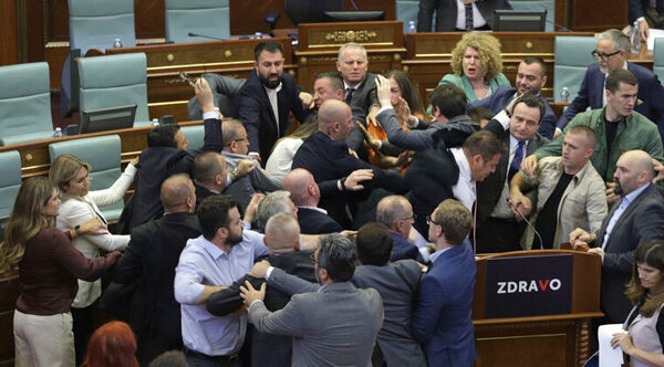 Pelea a golpes en el Parlamento de Kosovo