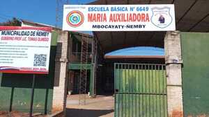 Diario HOY | Padres se encadenan en escuela de Ñemby, denuncia precarias instalaciones