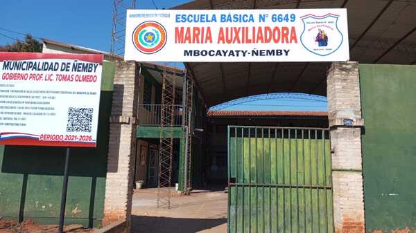 Diario HOY | Padres se encadenan en escuela de Ñemby, denuncia precarias instalaciones