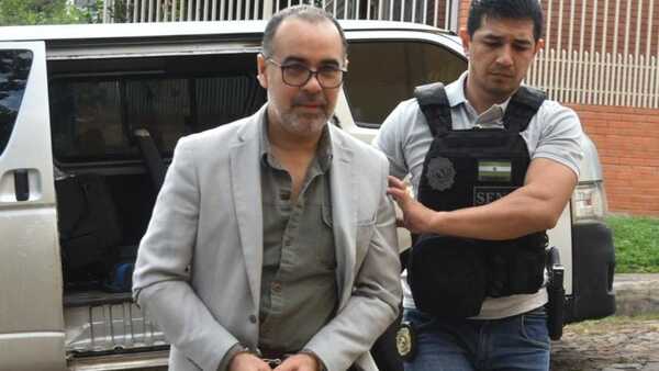 Esposo de fiscala Uemura se habría matriculado como abogado de forma irregular